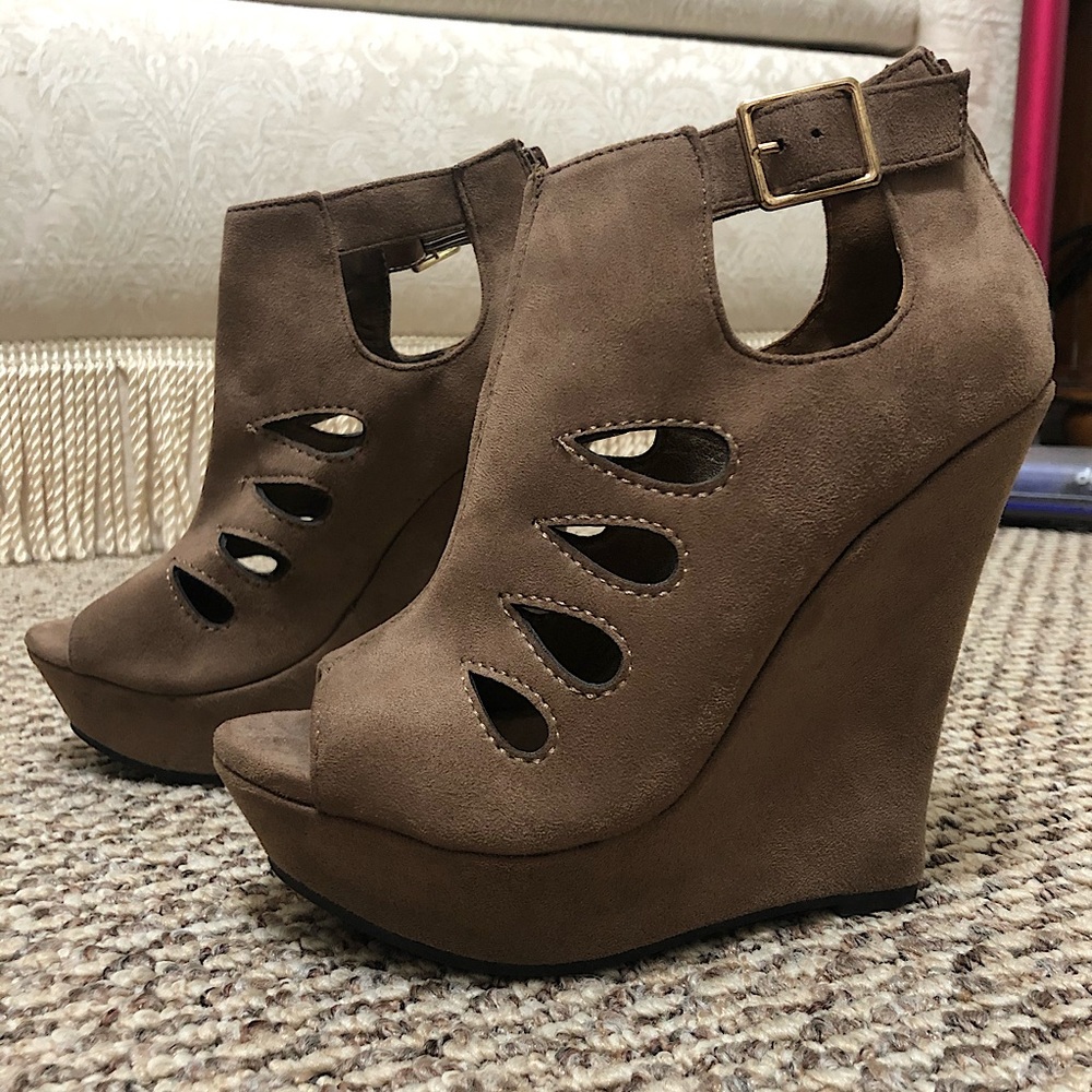 NEVER WORN OR USED platform, suede, beige wedges